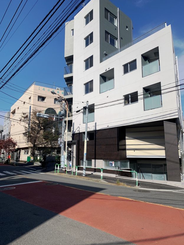 東京都北区西ヶ原／JR山手線・駒込駅から徒歩7分、商店街入口の車道に面した視認性の良い新築テナント