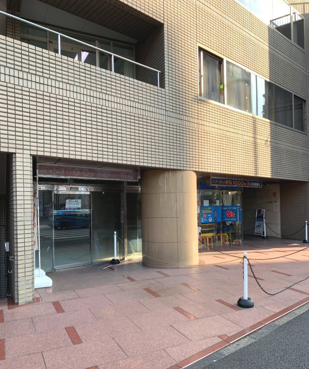 東京都新宿区住吉町／都営新宿線・曙橋駅から徒歩1分、靖国通り沿いの交差点に面した希少な1階テナント