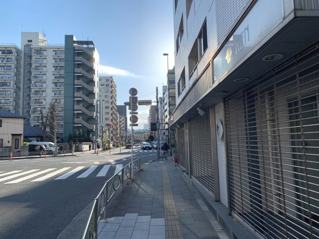 東京都港区三田／都営三田線・浅草線の三田駅から徒歩8分、桜田通り沿い慶応大学そばの視認性の良い1階テナント