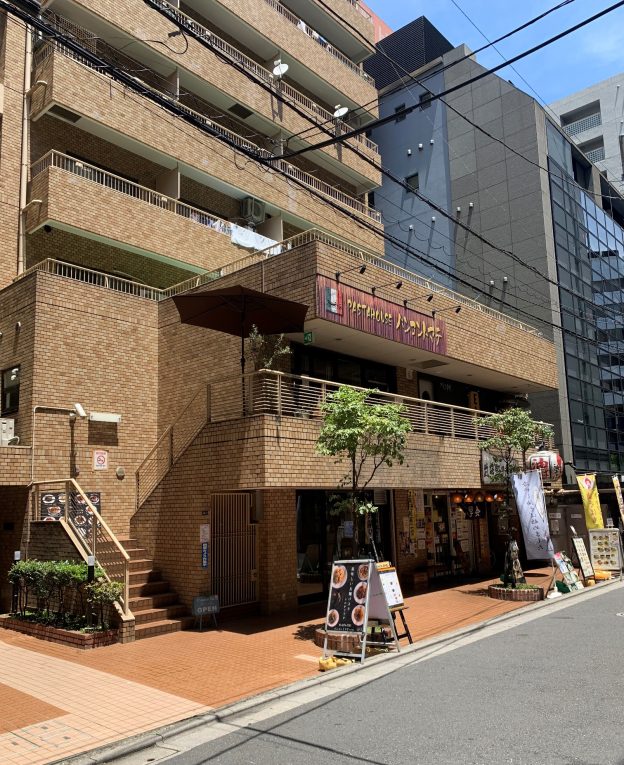 東京都渋谷区代々木／JR代々木駅から徒歩2分、多くの店舗が建ち並ぶ一角に位置する視認性の良い1階テナント