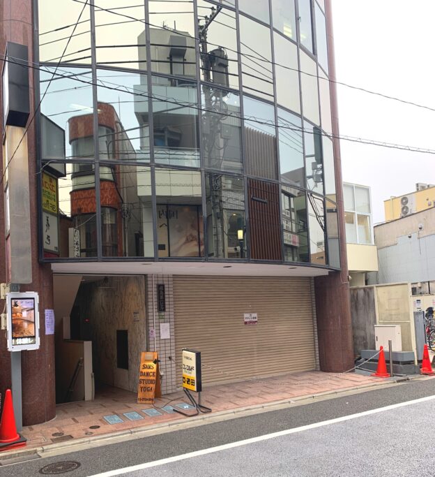 東京都世田谷区用賀／東急田園都市線・用賀駅東口から徒歩1分、駅前商店街に面した非常に視認性の良い特徴的なビルの1階テナント